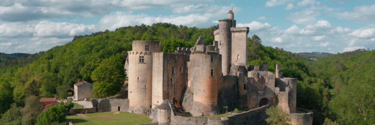 Le château de Bonaguil domine les vallées